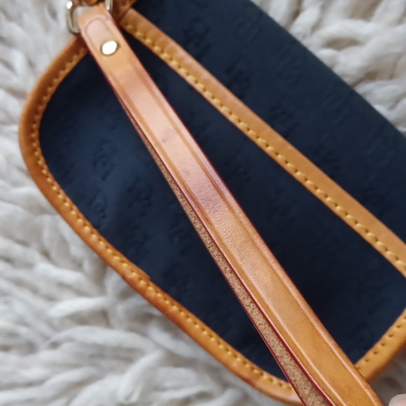 Dooney and Bourke wristlet - Picture 4 of 14